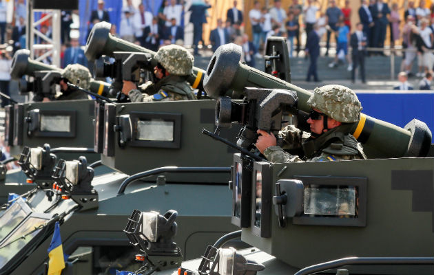 Soldados ucranianos con lanzamisiles antitanques Javelin estadounidenses durante un desfile militar en Kiev en 2018. Foto/ Gleb Garanich/Reuters.