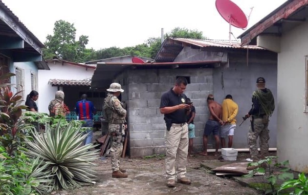 La Policía Nacional capturó el pasado 12 de noviembre a seis sospechosos implicados en el robo y violación de dos extranjeras en Nombre de Dios, Colón. 