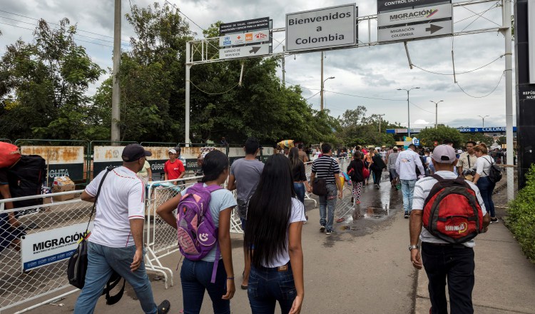 Las personas aprovecharon el día de ayer para cruzar la frontera ante el anuncio de cierre. EFE