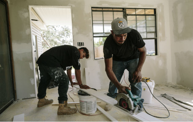 José Hernández (der.), hondureño experto en agricultura, ha trabajado en recuperación de desastres en EU. Foto/ William Widmer.