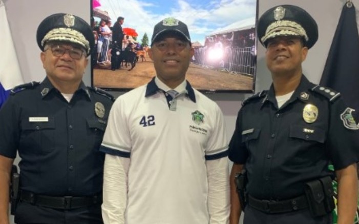 El exgrandes ligas y miembro del Salón de la Fama, Mariano Rivera, fue condecorado por la Policía Nacional. 