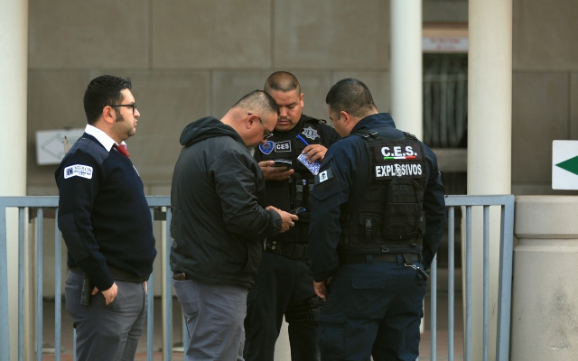  En el sitio trabajan personal de Seguridad Pública Municipal y Bomberos para resguardar la zona, mientras agentes de Operativos Especiales realizan el protocolo que corresponde a estos casos. FOTO/EFE