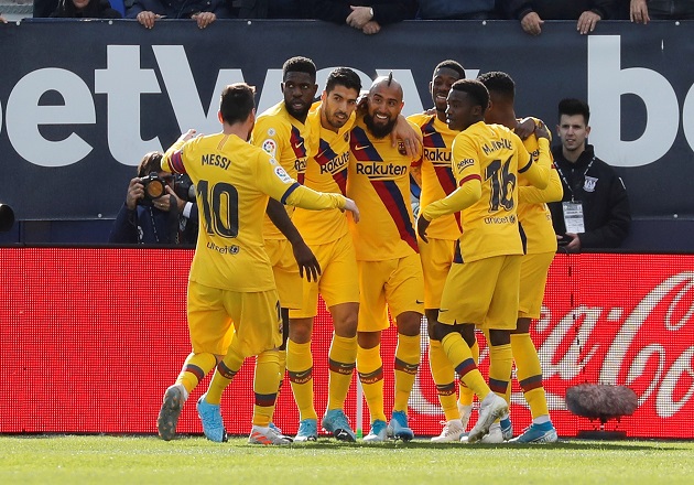 Jugadores del Barcelona festejan. Foto:EFE