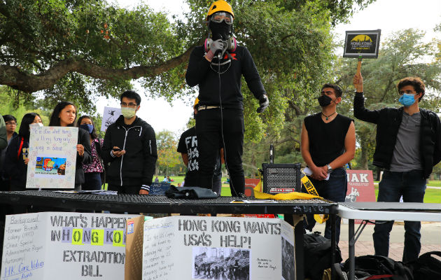 Estudiantes que apoyan a Hong Kong en campus de EE. UU. han enfrentado a chinos continentales. En la Universidad de California, en Davis, una bandera de Hong Kong terminó en la basura. Foto/ Jim Wilson.