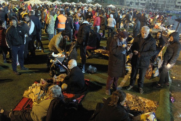 Las personas afectadas por el terremoto permanecen en un refugio temporal en un campo de fútbol en Durres, Albania. FOTO/AP