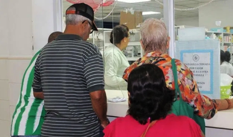 Principal queja de los usuarios se debe a la falta de medicamentos.  Archivo