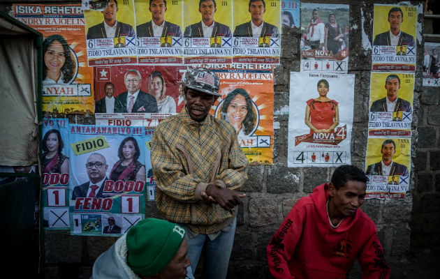 Un muro cubierto con pósters de la campaña en Antananarivo, Capital de Madagascar. Foto/ Finbarr O’Reilly.