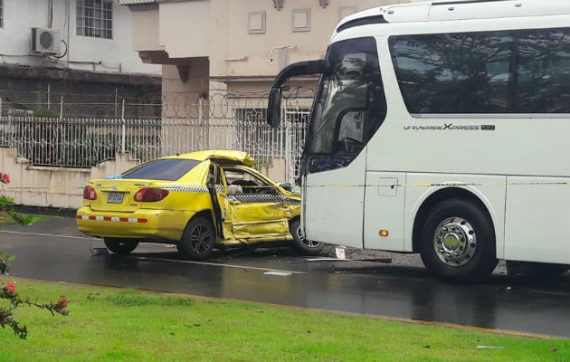 Del impacto falleció dentro del taxi, la señora de Mendoza. Foto: Diómedes Sánchez S. 