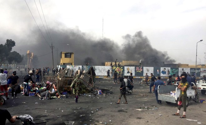 Humo negro se eleva sobre una base militar. FOTO/EFE