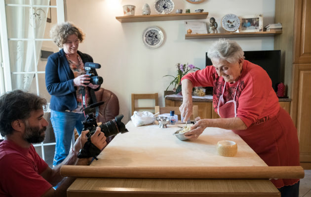 Vicky Bennison, creadora de Pasta Grannies, graba clase sobre pasta en la cocina de Rosa Turri en Faenza, Italia. Foto/ Francesco Lastrucci.