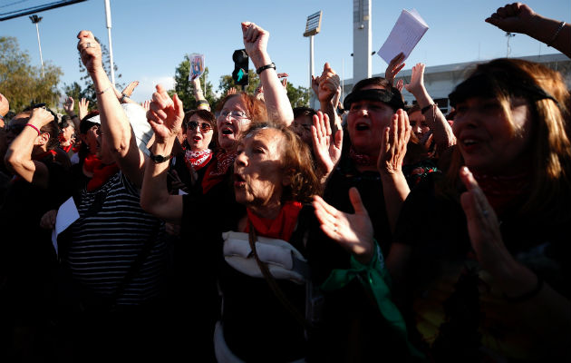 Mujeres participan en la intervención feminista Un violador en tu camino frente al Estadio Nacional en Santiago. EFE.