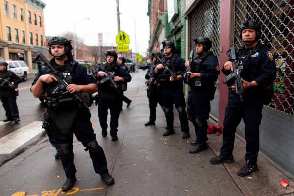  Equipos del escuadrón táctico SWAT, agentes de la policía federal y estatal, acudieron al lugar, y la policía bloqueó la zona que, además de la escuela y el supermercado tiene algunas tiendas y una peluquería. FOTO/AP