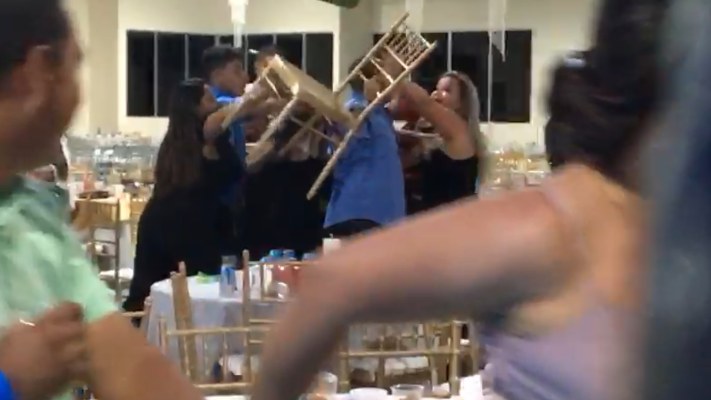 Padres y madres de familia se caen a golpes al final de la fiesta de graduación. Foto/ Mayra Madrid