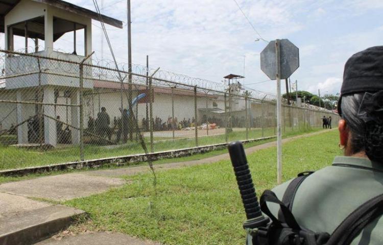 La reyerta inició pasado el medio día; dos grupos rivales se toparon en el patio del penal. Foto: Panamá América.