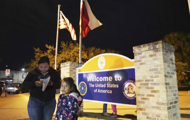 Isabel y su hija están alegres de haber entrado a Estados Unidos. Foto: AP.