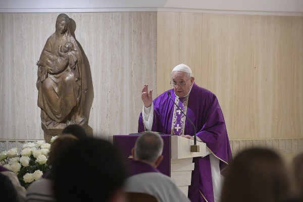 Las nuevas instrucciones, firmadas por el secretario de Estado del Vaticano pero autorizadas por el papa, tampoco ordenan reportar los crímenes a la policía, señalando que los superiores religiosos están obligados a hacerlo donde las leyes civiles lo requieran. FOTO/AP