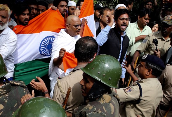 Los manifestantes indios sostienen pancartas y gritan consignas antigubernamentales durante una protesta en solidaridad con los estudiantes de la Universidad Jamia Millia Islamia y contra el Proyecto de Ley de Enmienda de Ciudadanía (CAB) y el Registro Nacional de Ciudadanos (NRC), en Bangalore. FOTO/AP