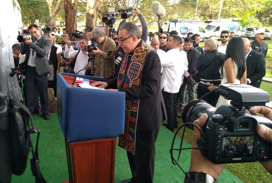 El Monseñor José Domingo Ulloa participó en los actos de conmemoración de la Invasión de  Estados Unidos a Panamá, en el Jardín de Paz. Foto Luis Ávila