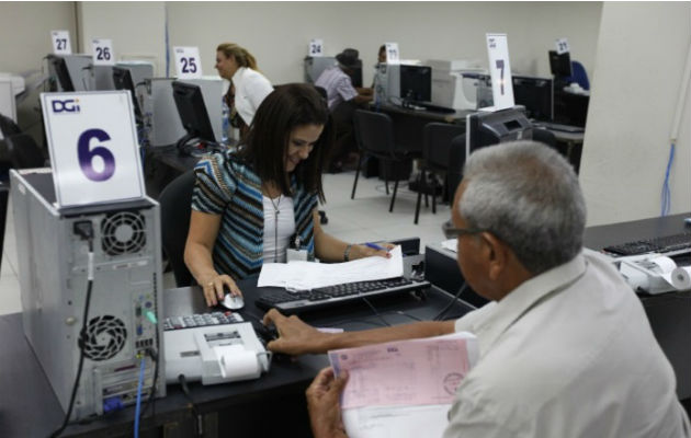 Los panameños tienen hasta el mes de febrero para ponerse al día  en sus impuestos sin recargo. Archivo