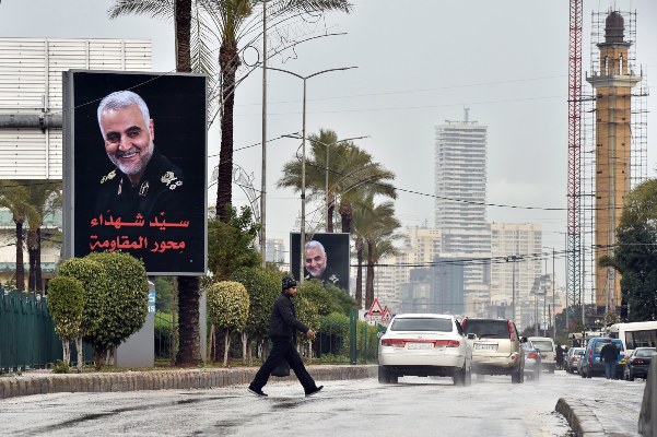  Carteles del Cuerpo de Guardias Revolucionarios Iraníes asesinados (IRGC) Teniente general y comandante de la Fuerza Quds Qasem Soleimani son vistos en la carretera en Beirut, Líbano. FOTO/AP