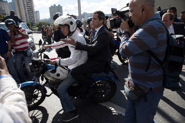  El líder opositor Juan Guaidó lidera una caravana con varias decenas de diputados que intentarán ingresar al Parlamento de Venezuela, solo dos días después de que la Policía militarizada impidiera el paso a la Cámara al propio Guaidó y a varios legisladores que le apoyan, en Caracas (Venezuela).  FOTO/EFE