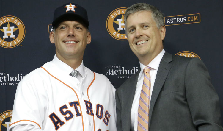 A.J. Hinch y el gerente general Jeff Luhnow fueron sancionados y multados. Foto AP