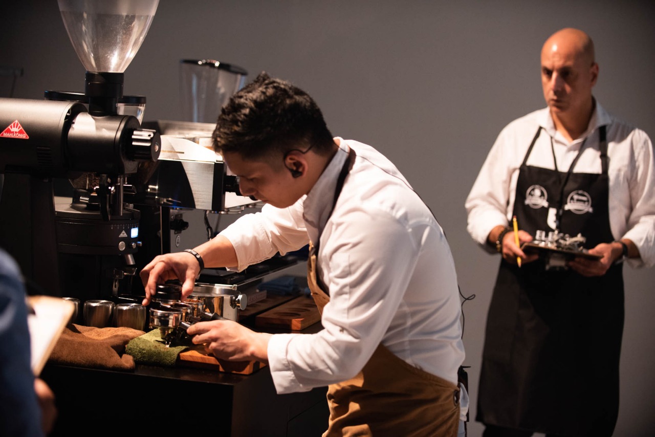 Jurados internacionales evalúan la destreza y creatividad de los participantes en el Panama Coffee Festival, cuya edición de 2020 será este viernes 17 y sábado 18 de enero en el Dinig room del American Trade Hotel. Foto: Cortesía