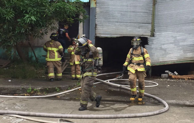 Los bomberos procedieron a  desalojar a las personas. Foto: Diómedes Sánchez S.  