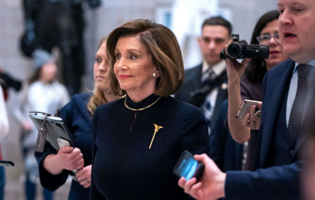 “Un broche de oro en forma de daga brillaba sobre su corazón como un faro”, dijo experta sobre broche de Pelosi. Foto / Jim Lo Scalzo/EPA, vÍa Shutterstocks.