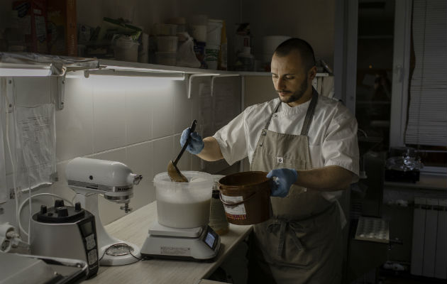 “De verdad sueño con dejar este lugar”, dijo Dinat Yur, que elabora helados en restaurante local. “No aguanto”. Foto / Emile Ducke para The New York Times.