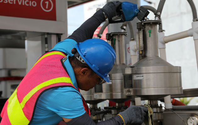 Hasta el 31 de enero el precio de la gasolina de 91 y 95 octanos y el diésel bajo en azufre disminuyeron un centavo. Foto/Acodeco