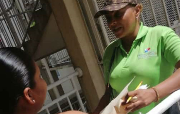 Al personal del Mides han intentado robarle cuando desarrollan su labor de puerta en puerta. Foto: Diómedes Sánchez S.