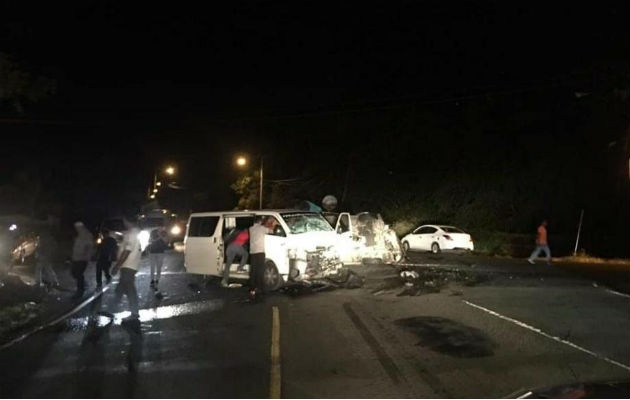 Tras la colision, a la altura de sector de Palo Seco, uno de los vehículos quedó volcado sobre un costado.