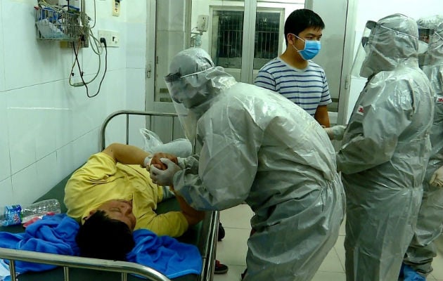 En Wuhan, la gente compra mascarillas, gafas protectoras y batas para protegerse. Foto: AP. 