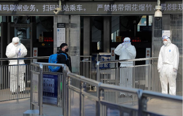 Médicos militares chinos arriban al aeropuerto de Wuhan con medicamentos y equipos. Foto: EFE.