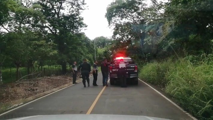 Al bajarse del vehículo, uno de los asaltantes, saca un arma de fuego, por lo cual las unidades policiales efectúan dos disparos, hiriendo uno de los delincuentes mientras que el otro logra escapar. Foto/Eric Montenegro