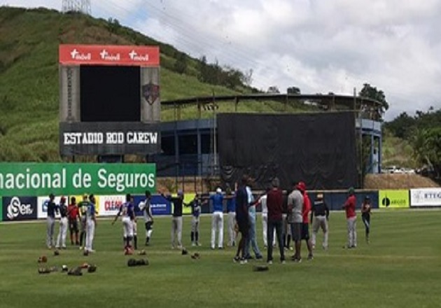 Jugadores de los Astronautas calientan en el Rod Carew. 