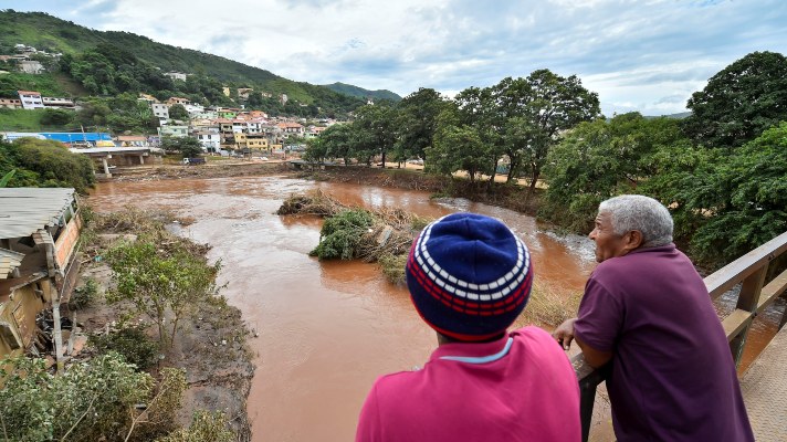 Vecinos miran los daños causados por el desbordamiento del río Das Velhas, tras las lluvias torrenciales, en Sabara, en la región metropolitana de Belo Horizonte, estado de Minas Gerais (Brasil). El número de muertos por las fuertes lluvias que castigan desde el jueves el estado brasileño de Minas Gerais (sudeste) llegó a 54. FOTO/EFE