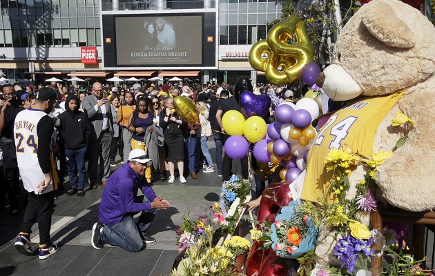 Aficionados de los Lakers colocan flores en el Staples Center. Foto:AP