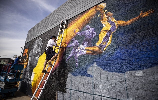 La calle de Los Ángeles tienen pinturas de Kobe Bryant. Foto:AP