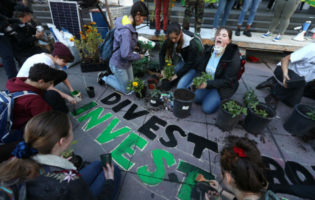 Activistas han criticado a BlackRock, con 7 billones de dólares en inversiones, por ignorar temas climáticos. Foto / Justin Sullivan/Getty Images.