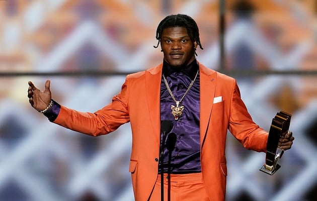 Lamar Jackson celebra tras recibir el premio.