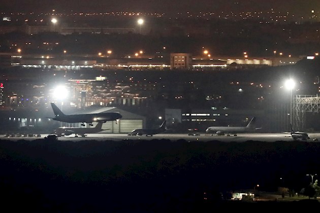 Según el Sindicato Español de Pilotos de Líneas Aérea (Sepla), el aparato perdió piezas del tren de aterrizaje, que entraron en el motor izquierdo, por lo que tuvo que permanecer en torno a tres horas quemando combustible, antes de aterrizar.