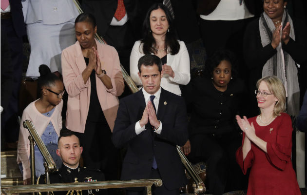 El opositor venezolano Juan Guaidó, de pie tras ser reconocido por el presidente  Trump. Foto: EFE.