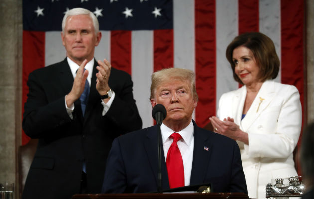 El opositor venezolano Juan Guaidó, de pie tras ser reconocido por el presidente  Trump. Foto: EFE.