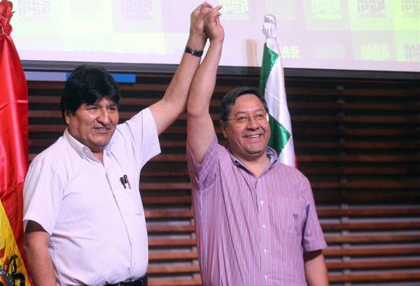 El expresidente de Bolivia Evo Morales junto al candidato presidencial por el Movimiento al Socialismo (MAS), Luis Arce. FOTO/EFE