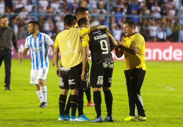 Rolando 'Toro' Blackburn se lamenta de la derrota de The Strongets. Foto:EFE