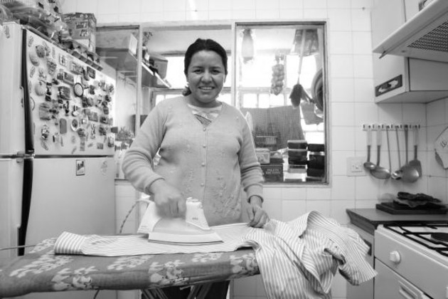 La emancipación de la mujer y su igualdad con el hombre son y seguirán siendo imposibles mientras sigan siendo excluidas del trabajo productivo social y confinada, dentro del trabajo doméstico, que es un trabajo privado. Foto: EFE.