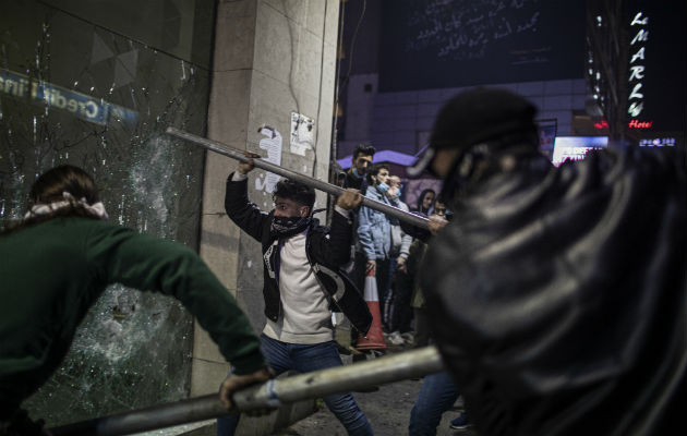 Protestas anti Gobierno estallaron en Líbano en octubre, uniendo a personas de diferentes sectas. En Beirut, en enero. Foto / Diego Ibarra Sanchez para The New York Times.