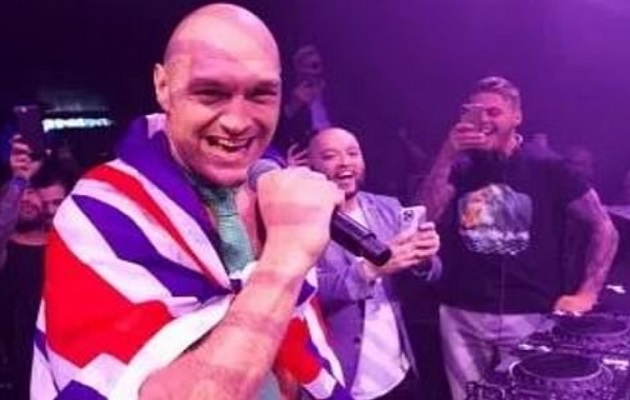 Tyson Fury dominó fácil a Wilder.